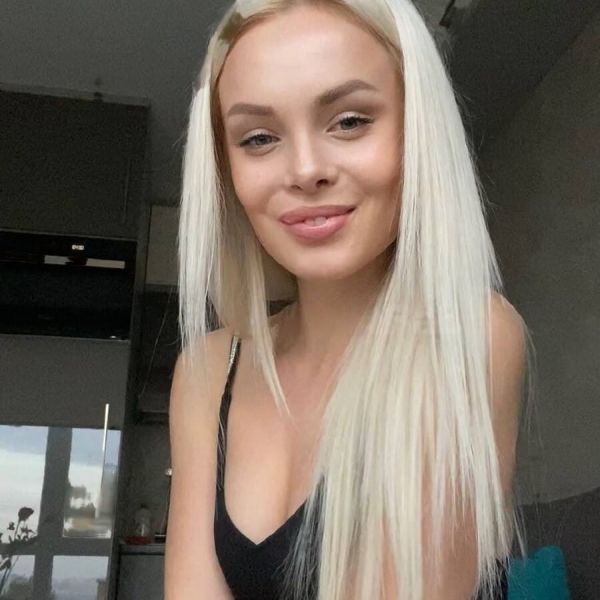 She looks like an angel and can hardly argue. Beautiful slender figure, lush hair, incredible eyes. It's hard to describe in words. Don’t hesitate to fulfill your hottest dreams. Learn more about her! 😼